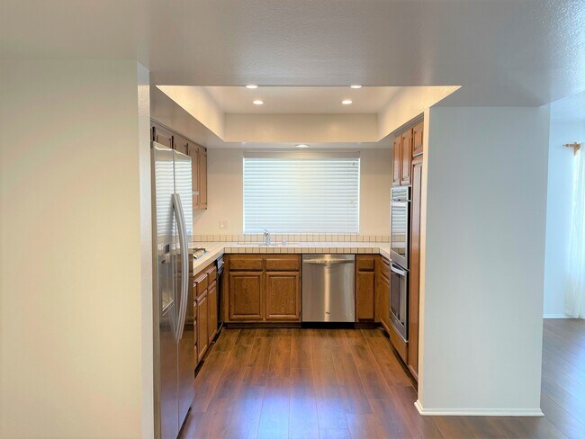 Building Photo - 1450 Palisades Dr