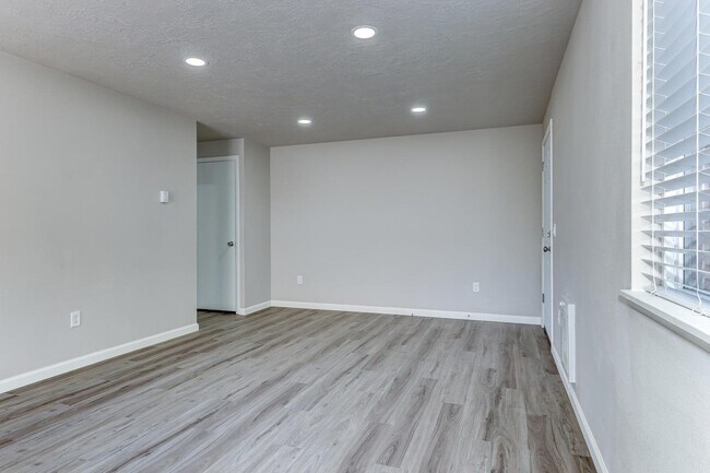 Building Photo - Beautifully Renovated 2 Bed, 1 Bath Townhouse – Available July 1st!