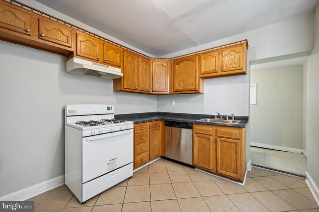 Building Photo - 2014 W Oxford St