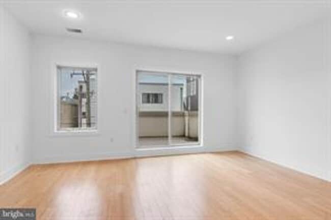 Building Photo - Beautiful Northern Liberties Townhome