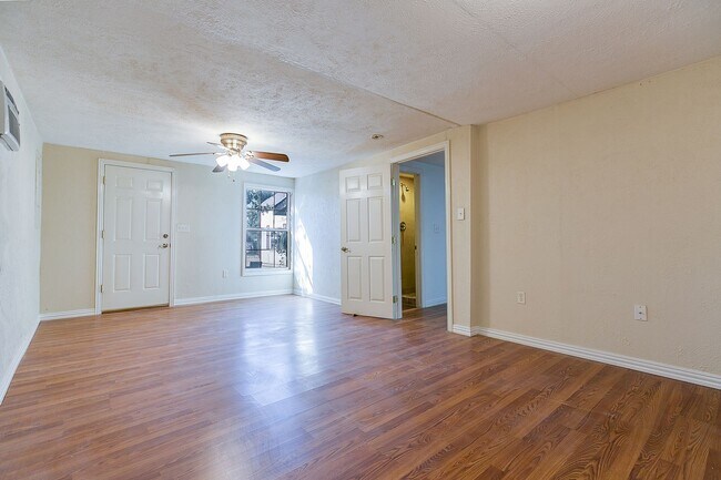 Building Photo - 2-Bedroom Home Ideal For Roommates!!