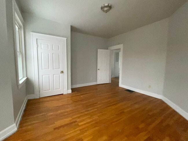 Building Photo - CENTRALLY LOCATED 6 BEDROOM 2 BATH OVER 2200 SQ FT!