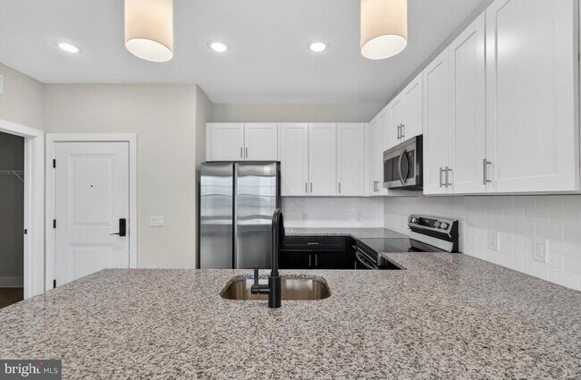 Building Photo - 624 Main St