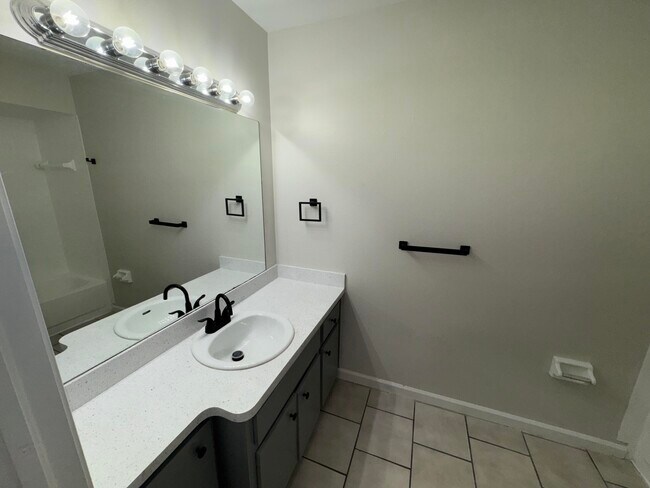 Building Photo - 4110 Maine St