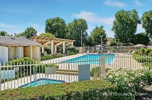 Building Photo - 3 Bedroom Sunrise Home for Lease in Valencia