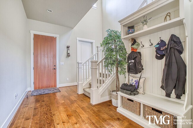 Building Photo - Spacious 4 BD Home with Private Backyard &...