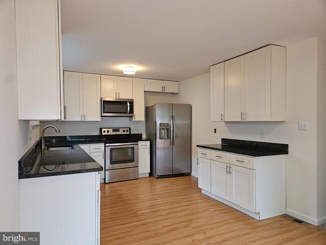 Building Photo - 284 Oakwood Village Ct