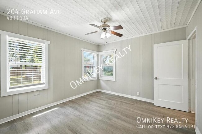 Building Photo - 204 Graham Ave