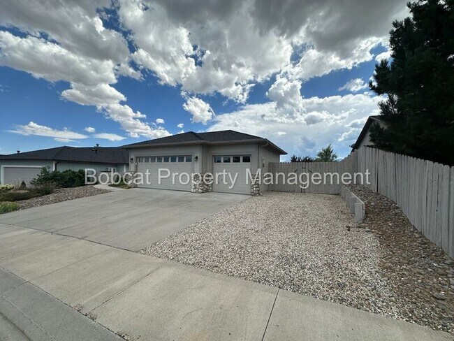 Building Photo - 877 Vista Park Dr
