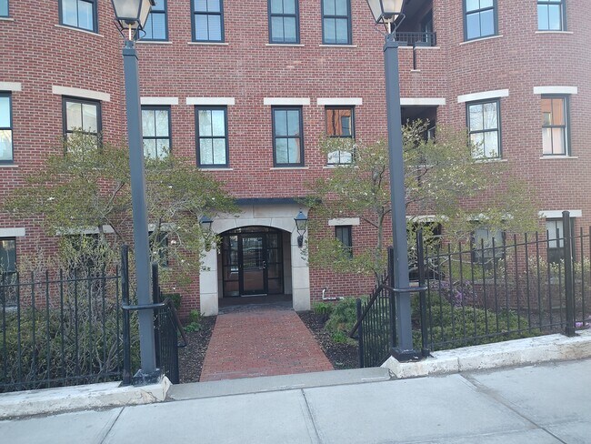 Building Photo - 40 College St