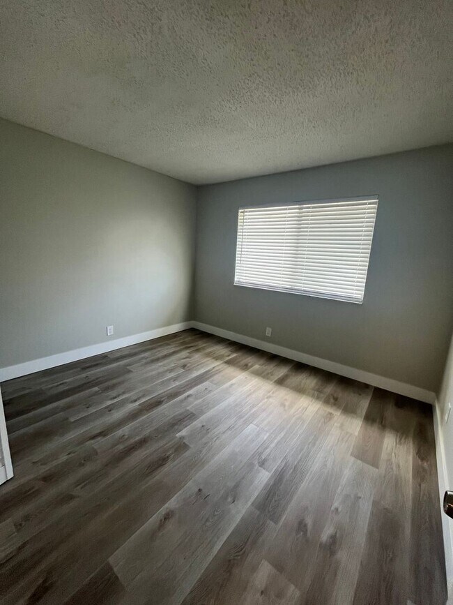 Building Photo - 2 br, 1 bath House - 902 E TIFFANY DR #3