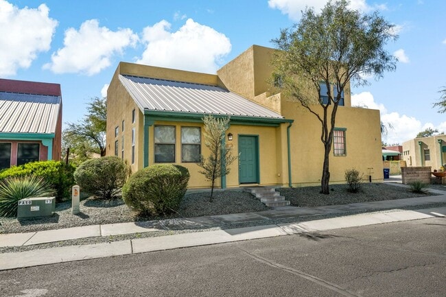 Building Photo - Paseo Estrella Gem at the base of Tucson icon A mountain! Minutes away from DownTown Tucson!