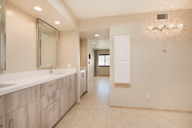 Building Photo - 73318 Shadow Mountain Dr