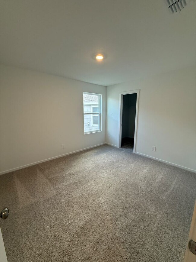 Building Photo - 515 Artemis St
