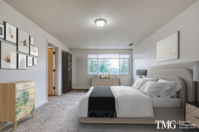 Building Photo - Spacious 4BR Townhome with AC, W/D, Garage...