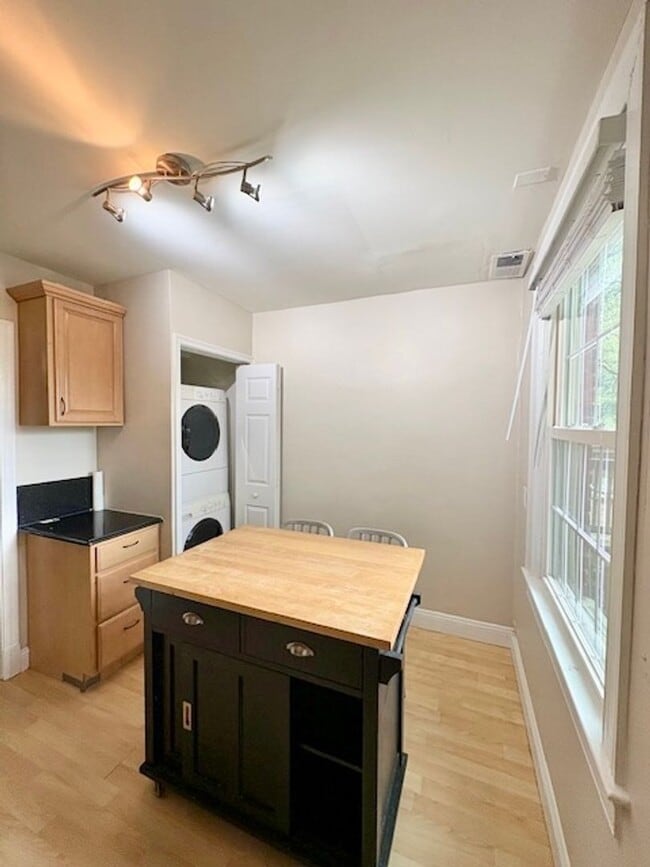 Building Photo - Updated 1BR/1BA 2-level TH in great location