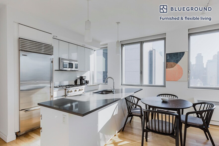 Building Photo - 550 W 54th St