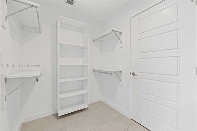 Building Photo - 2150 N Bayshore Dr