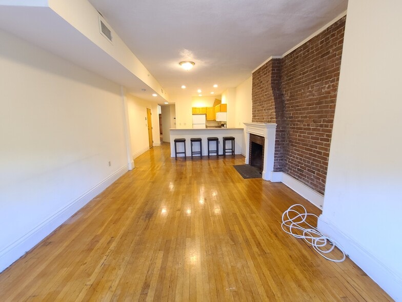 Primary Photo - 1402 Beacon St