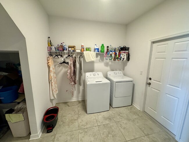 Building Photo - "Spacious 5-Bedroom Sanctuary with 4 Full Baths in Wimauma - 3,566 Sq Ft of Comfort!"