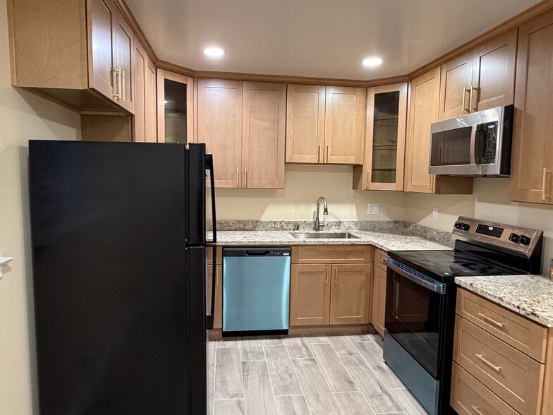 Building Photo - 545 Northlake Dr