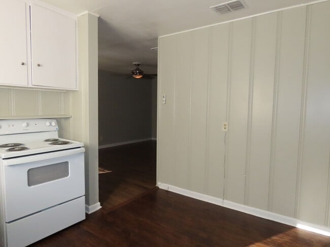 Building Photo - Three bedroom, One Bath Duplex Near Hospit...