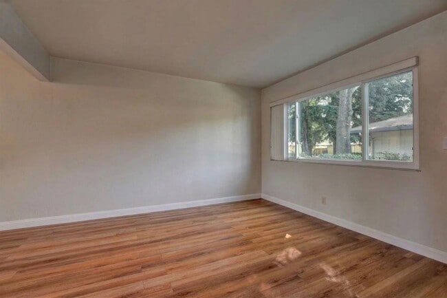 Building Photo - Modern 2-Bedroom Townhome in Peaceful Redwood Community