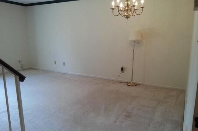 Building Photo - Fairview Commons - Adorable Updated Townhome