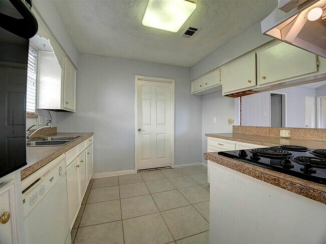 Building Photo - 11830 Mulholland Dr