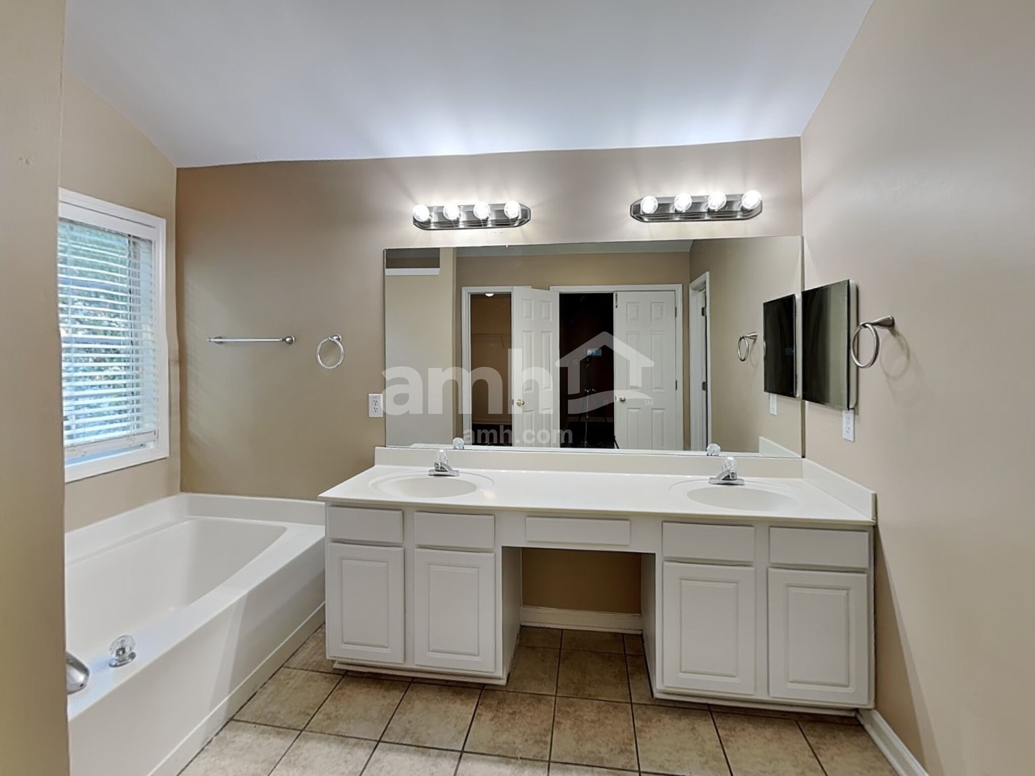 Building Photo - 1584 Silver Ridge Dr