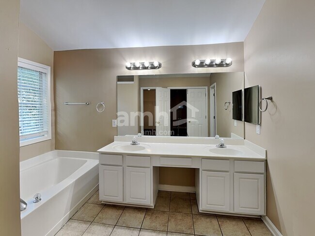 Building Photo - 1584 Silver Ridge Dr