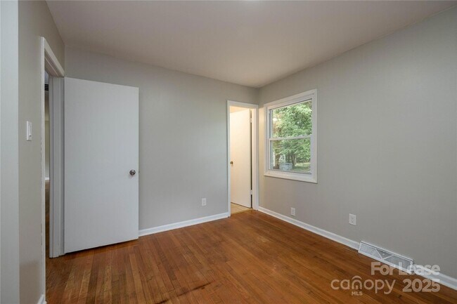 Building Photo - 4438 Gainsborough Rd