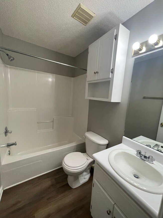 Building Photo - Foxchase Subdivision - End Unit