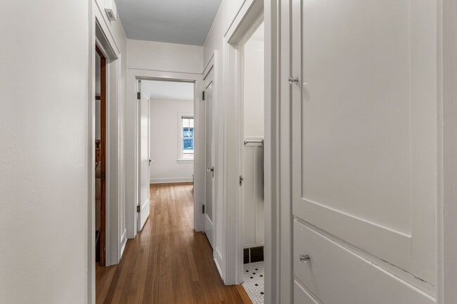 Building Photo - ***MOVE IN SPECIAL $250.00 OFF 1ST FULL MO...