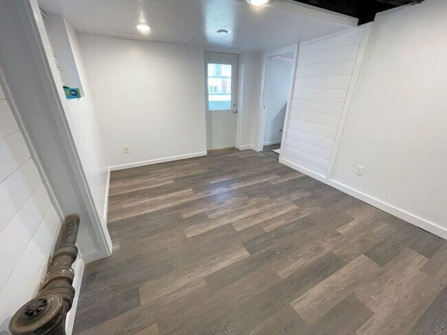 Building Photo - 1320 St James Ct