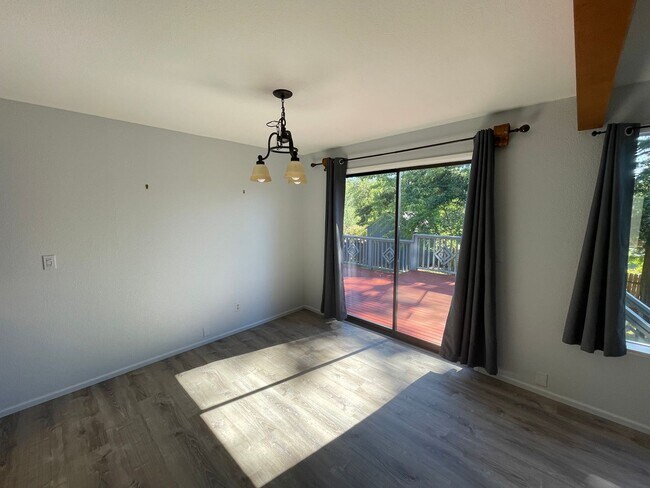 Building Photo - Lovely Pet Friendly, 3 Bedroom Home!