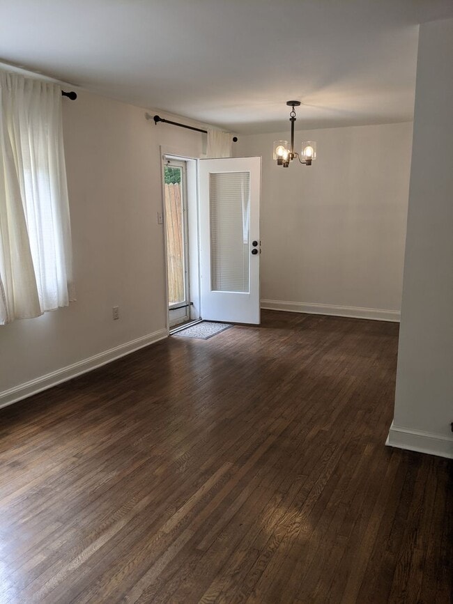 Building Photo - Renovated 3BR/1BA Townhouse in Edgemoor Gardens!