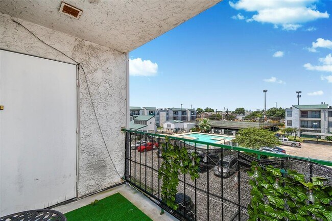 Building Photo - 2820 S Bartell Dr