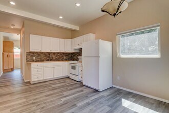 Building Photo - 811 W Patmore Rd