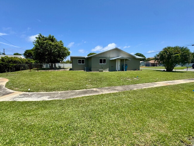 Building Photo - 401 SE 34th Ave
