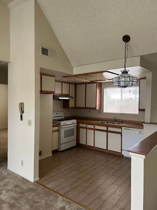 Building Photo - 4121Waln - L