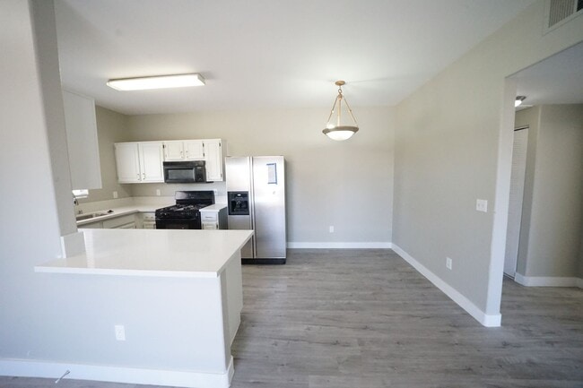 Building Photo - 5655 E Sahara Ave