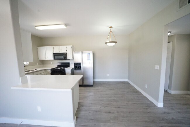 Building Photo - SHOWINGS AVAILABLE NOW