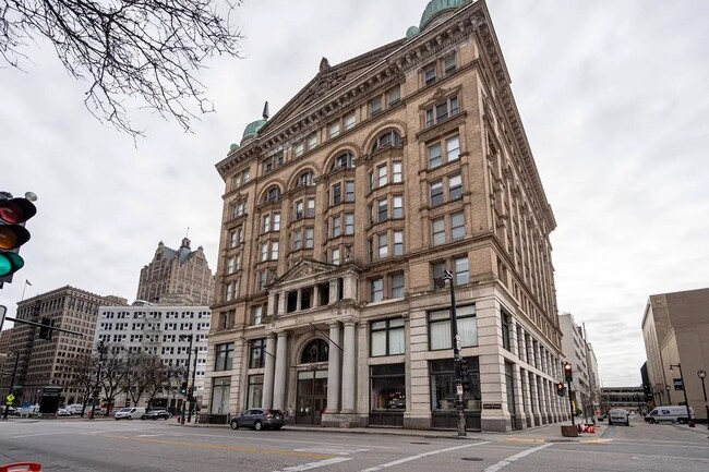 Primary Photo - 135 W Wells St