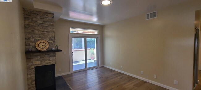 Building Photo - 6967 Stagecoach Rd