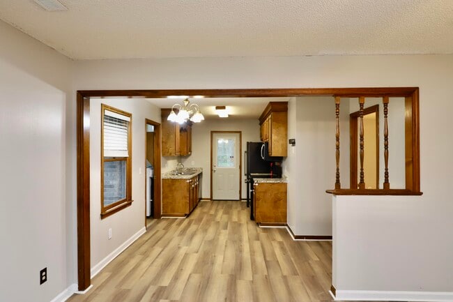 Building Photo - 806 Club Ln