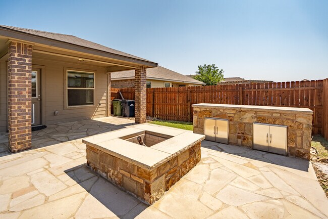 Building Photo - 121 Hematite Ln