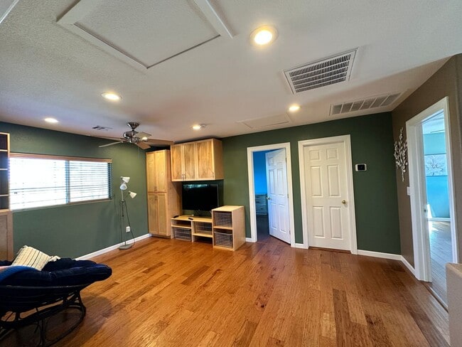 Building Photo - Furnished Beauty in Henderson