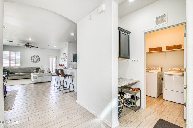 Building Photo - 7517 Red Cedar Dr