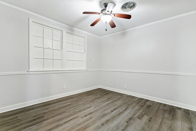 Building Photo - Better Price! Old Jefferson 3 Bedroom! Clo...